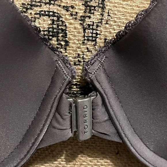Like new used Torrid front closure Bra 40C lacy gray women’s curvy light padding - Picture 2 of 6